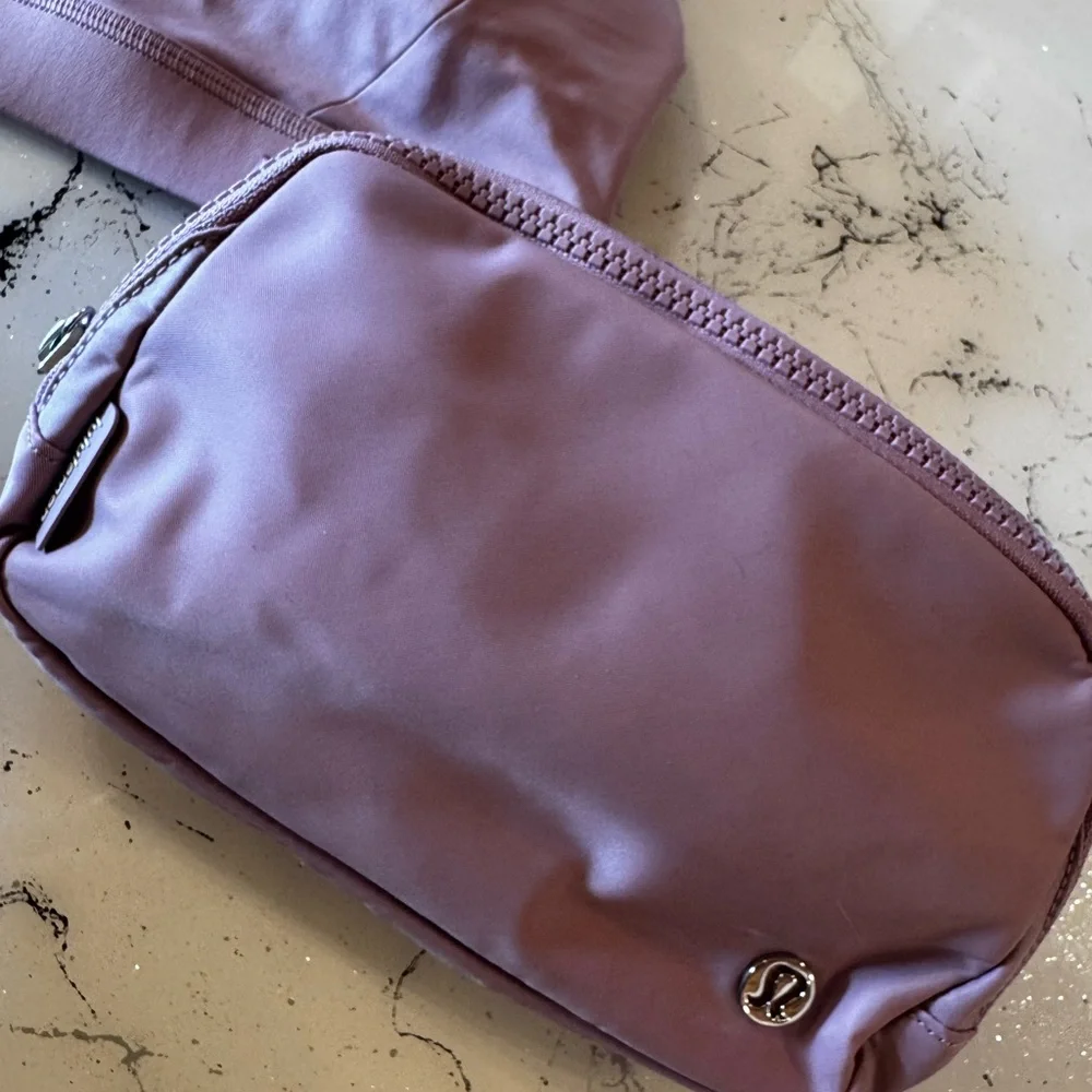 lululemon athletica Women's Envital b/c cup Sports Bra with everywhere belt bag - Picture 12 of 13